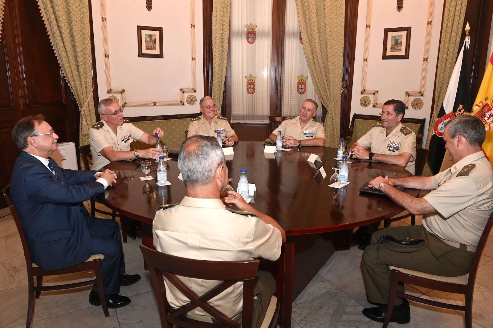 Visita del general de Ejército jefe de Estado Mayor del Ejército, Amador Enseñat y Berea a Juan Vivas