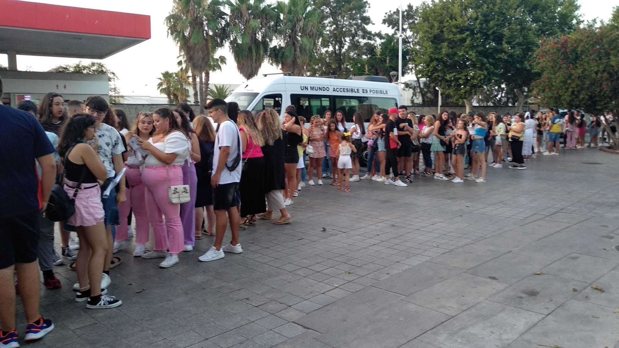 Colas para entrar al concierto Lola Índigo