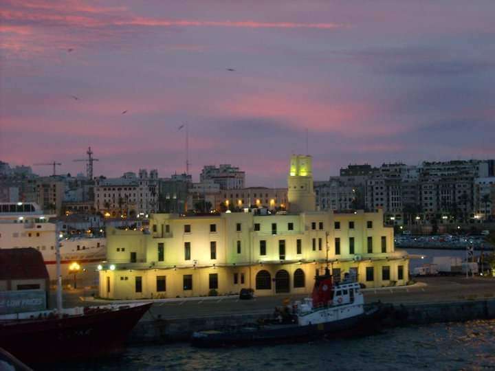 Edificio Autoridad Portuaria iluminado