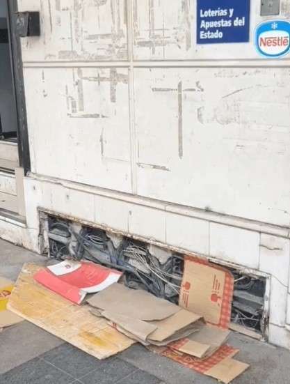 Así está esta cajas de luces cables en la gran vía desde que empezaron las obras. Ni con peticiones la arreglan y es un peligro 