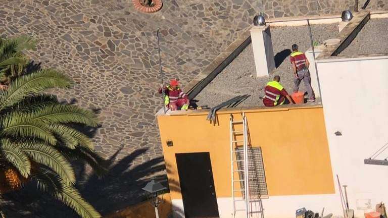 Obimace trabajando en el cerramiento del tejado del local social de la barriada de San Daniel