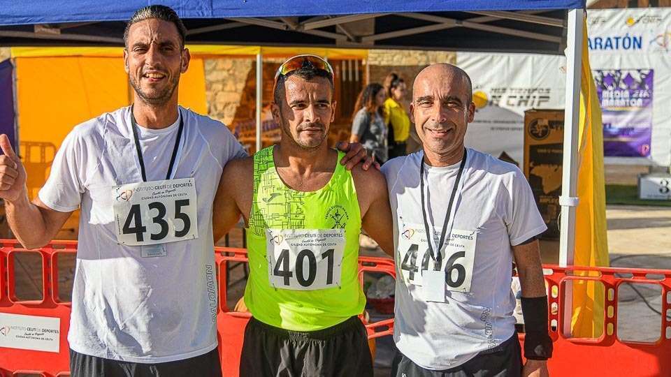 Samira Mhamdi Taalabi (en el centro)Media Maratón de Ceuta
