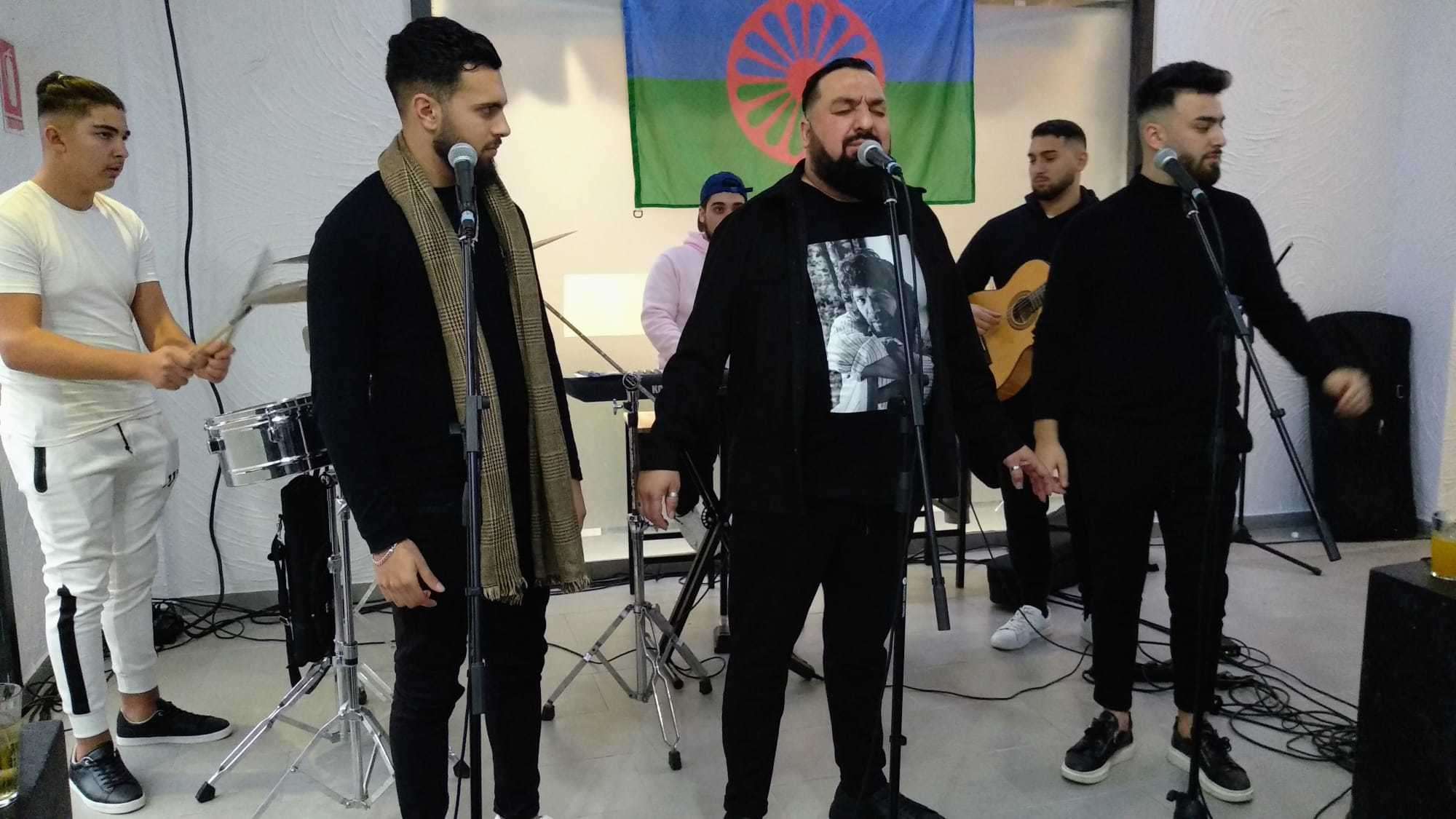La comunidad gitana estrena local. Raúl Núñez y su grupo flamenco
