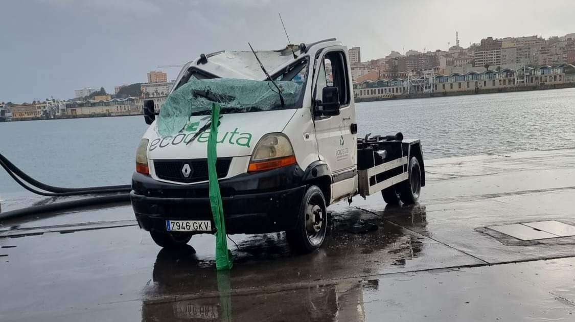 Un camión cae al mar