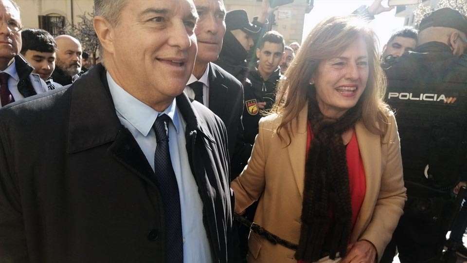 Laporta, junto a la vicepresidenta Deu, a su llegada al Palacio de la Asamblea (C.A.)