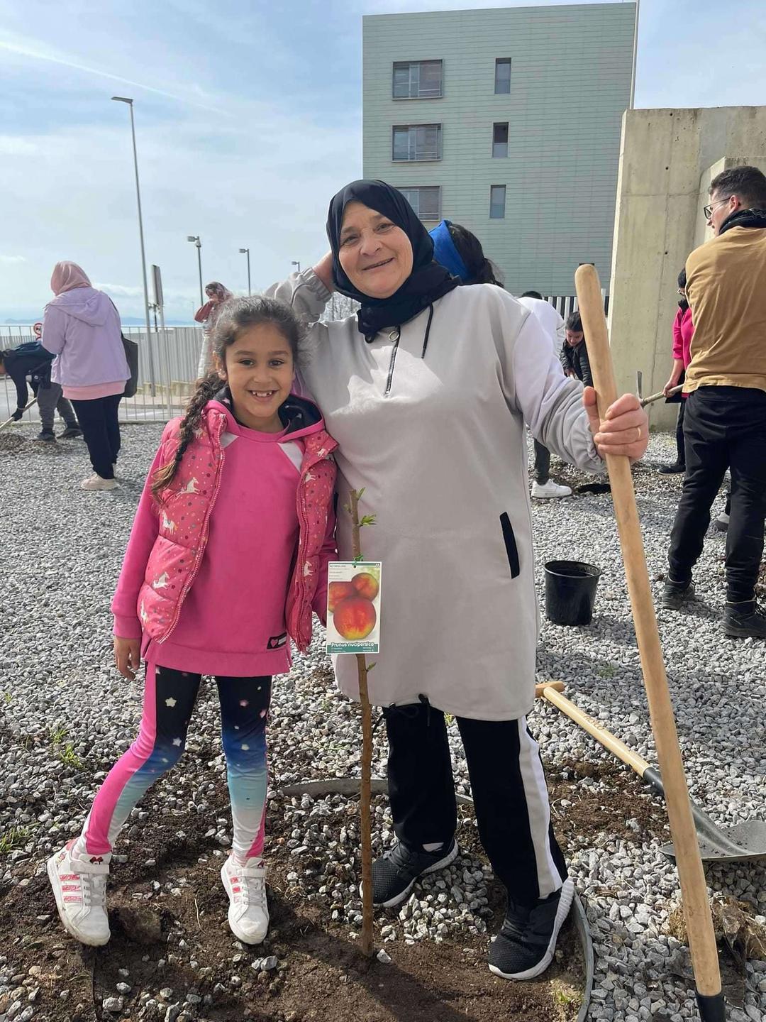 actividad en la que se han sembrado 60 árboles frutales alrededor de la barriada 317 VPO de Loma Colmenar