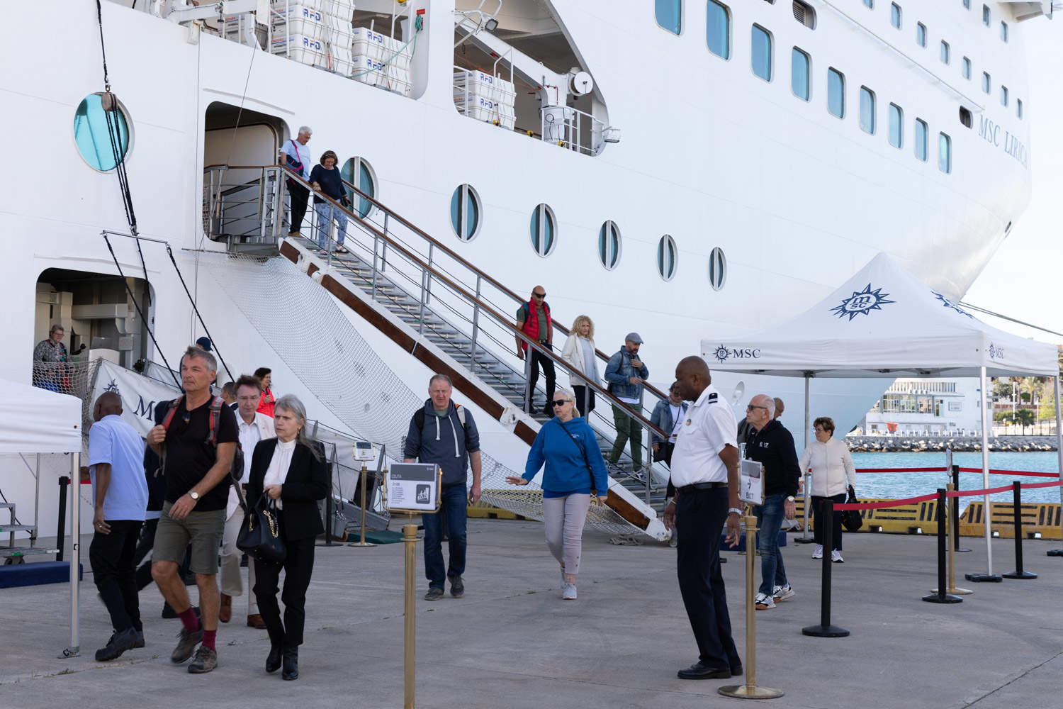 MSC Lírica décima escala (1)