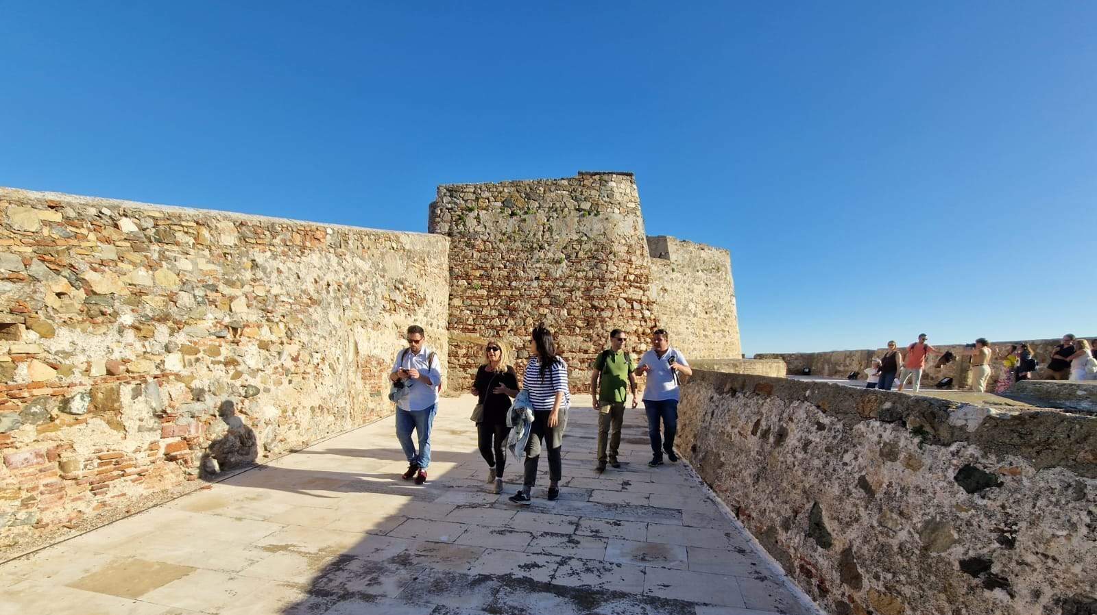 El grupo de bloggers especializados durante su visita a las Murallas Reales / Laura Ortiz