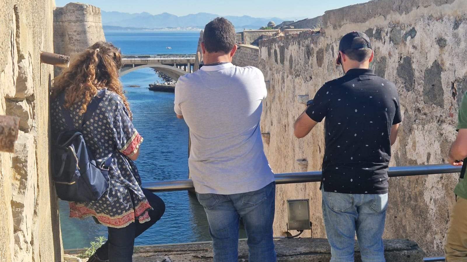 Los blogger especializados disfrutando desde las vistas del foso desde la parte superior de las Murallas Reales / Laura Ortiz