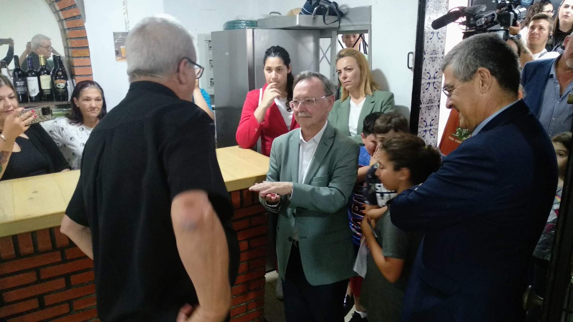 Vivas y Rafael García participando en un juego de manos (C.A.)