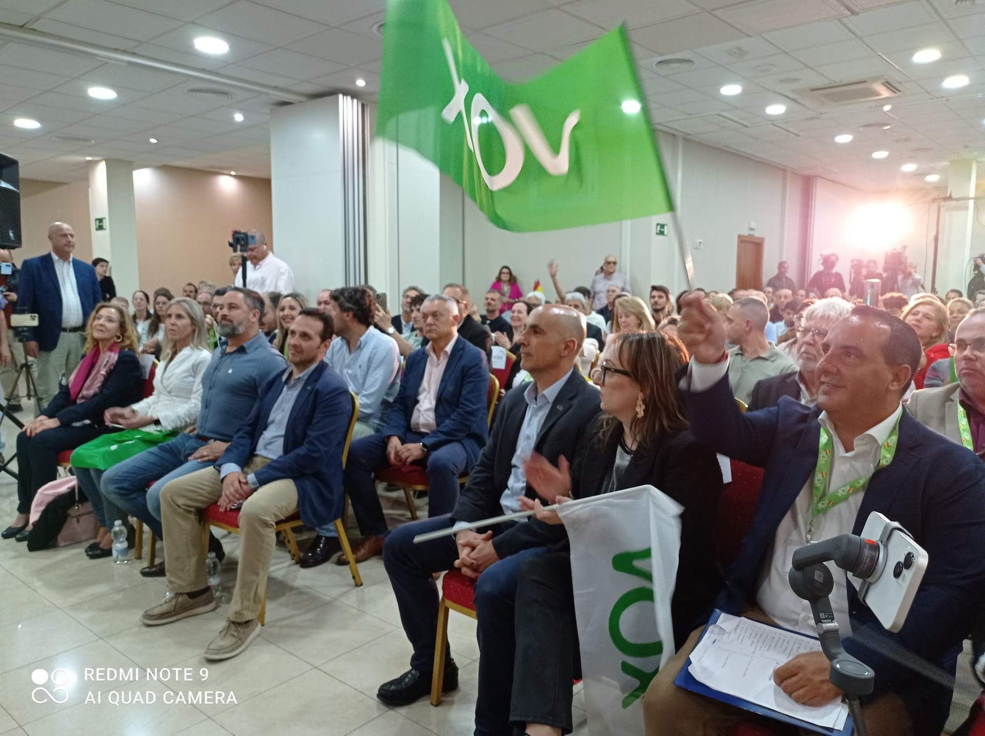 Abascal ha sido recibido con gritos de "guapo" o "presidente" (Laura Pérez)