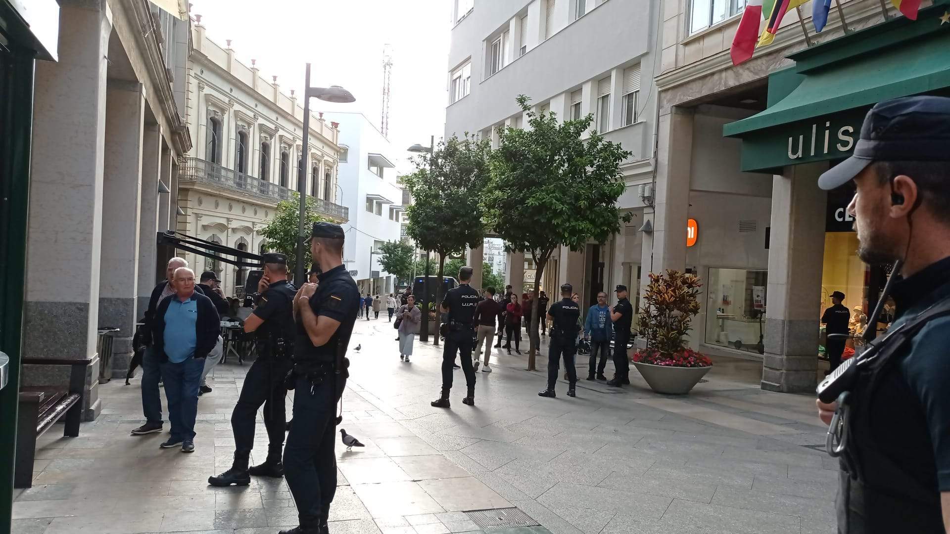 El despliegue policial en los alrededores del Ulises prohibía a los ceutíes pasear por el centro del paseo (Laura Pérez)