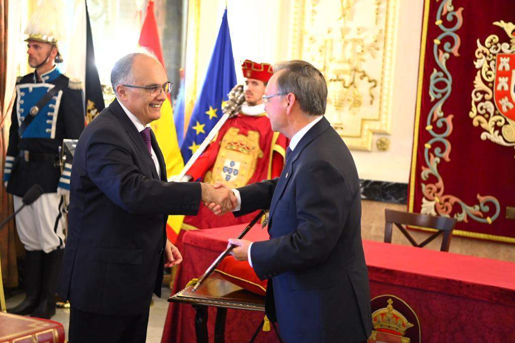 Vivas recibe el bastón de mando de manos del vicepresidente primero de la Asamblea, Albero Gaitán (CEDIDA)
