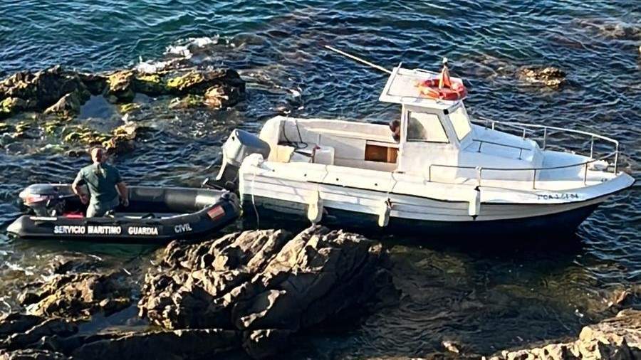 Embarcación abandonada en la bahía norte