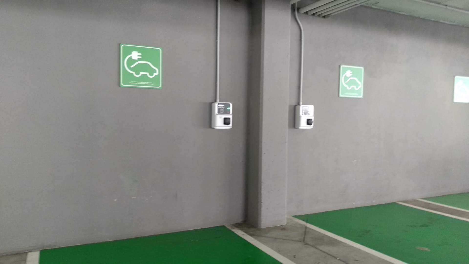 Punto de recarga para vehículos eléctricos en el supermercado