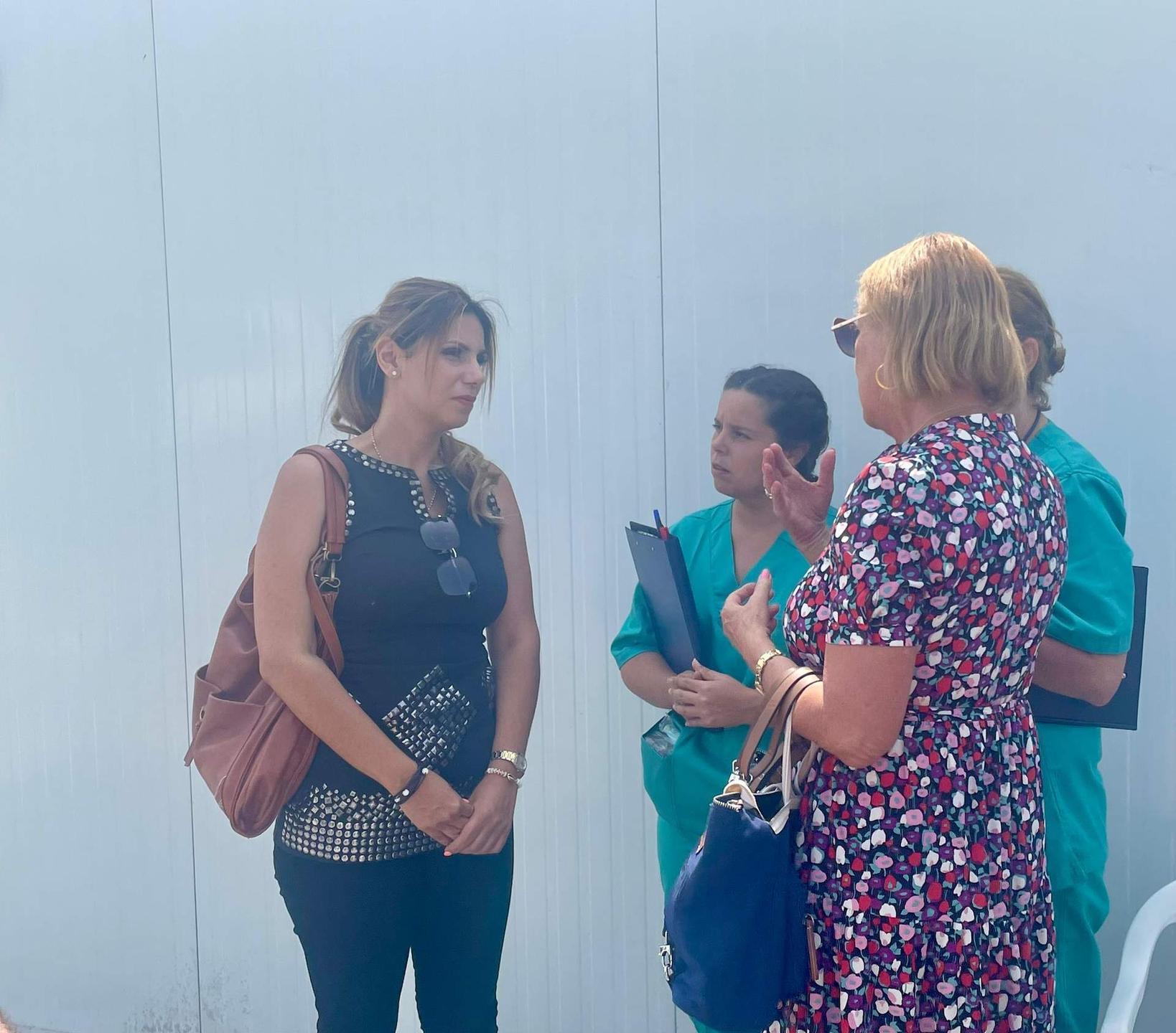 La consejera de Sanidad, Nabila Benzina junto a Rebeca Benarroch, directora general de Sanidad y Consumo