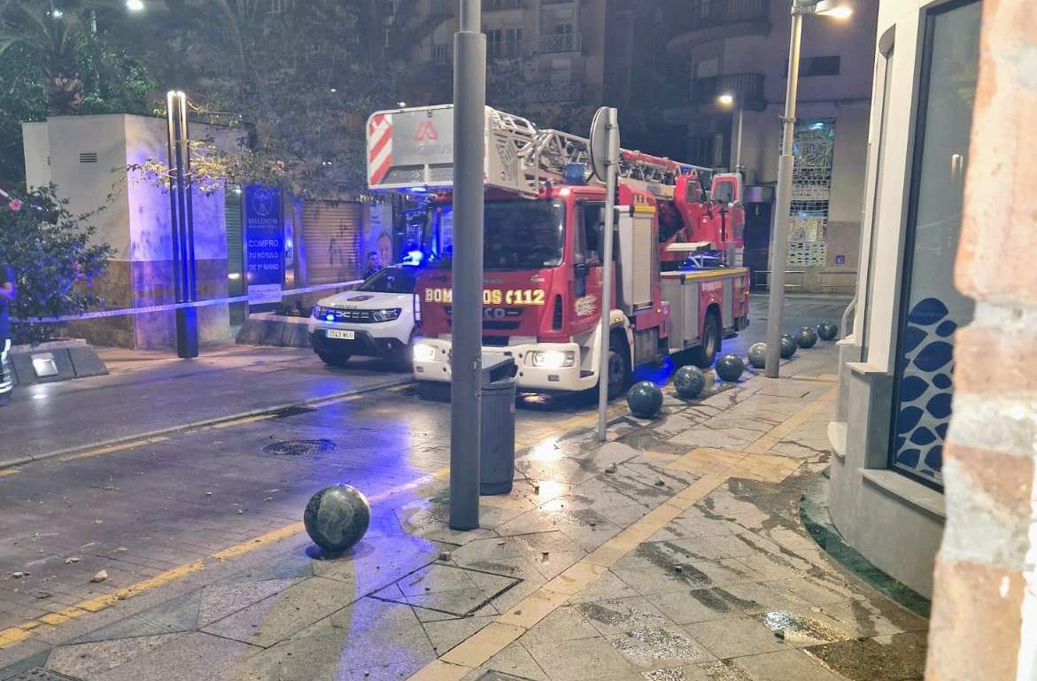 Los bomberos tuvieron que actuar ante los desprendimientos en un edificio de Serrano Orive (C.A.)
