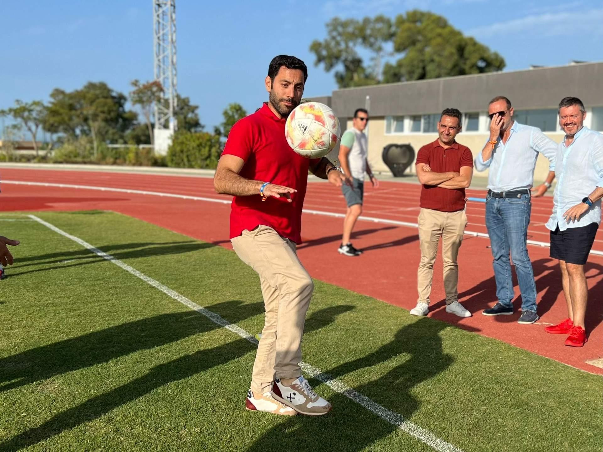 Los candidatos al Congreso y Senado del PP han visitado a la AD Ceuta durante un entrenamiento