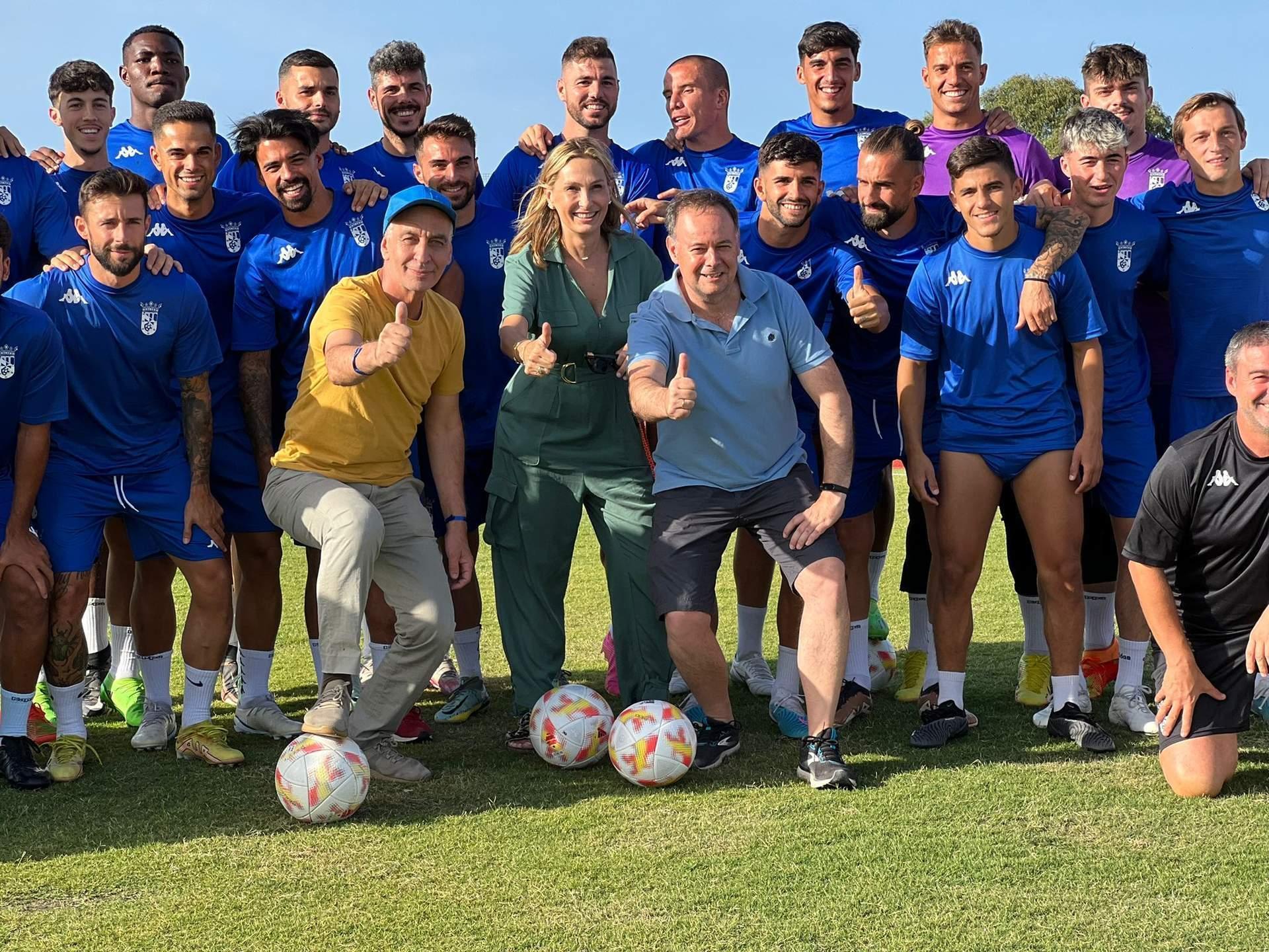Los candidatos al Congreso y Senado del PP han visitado a la AD Ceuta durante un entrenamiento