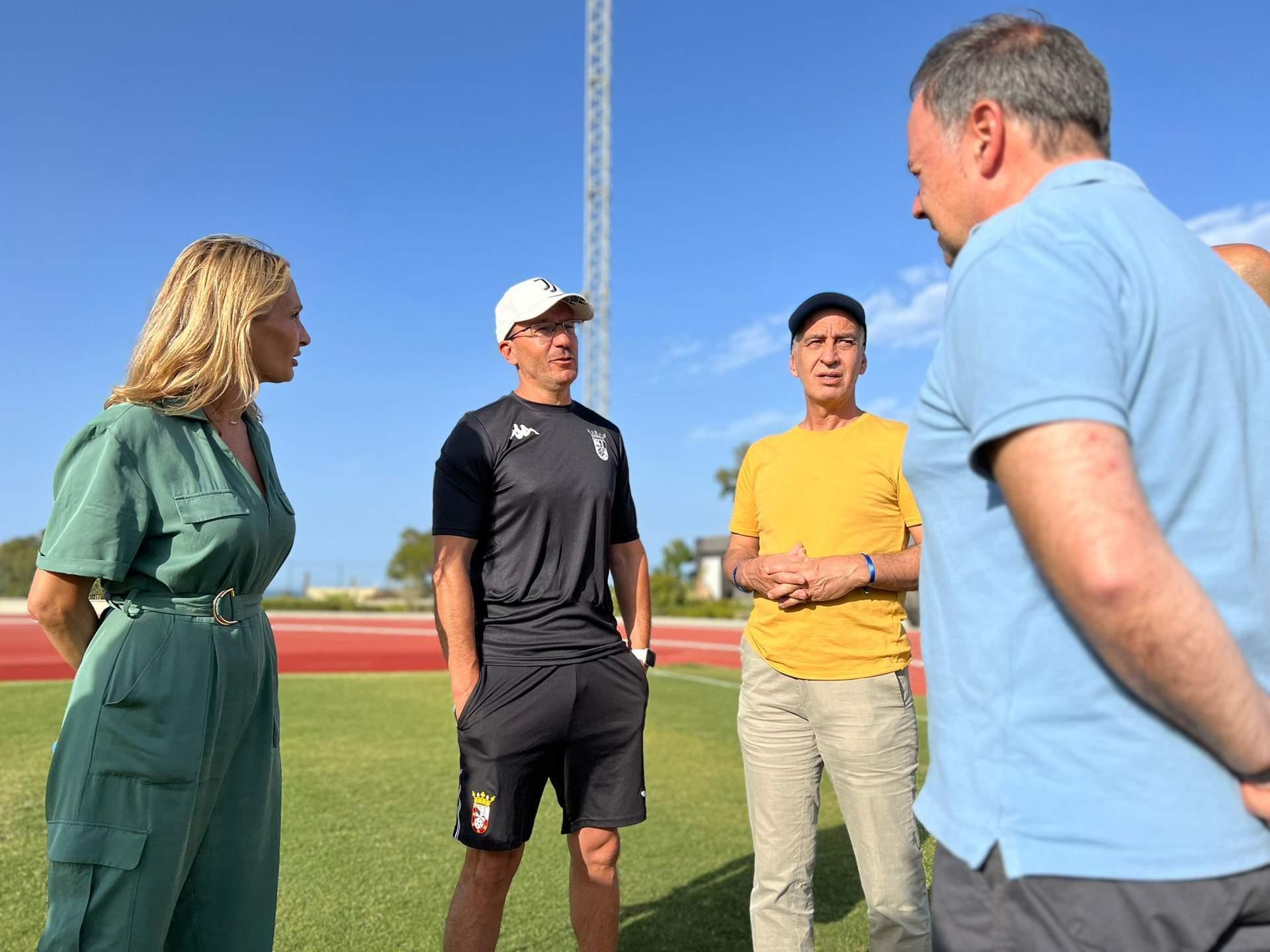 Los candidatos al Congreso y Senado del PP han visitado a la AD Ceuta durante un entrenamiento