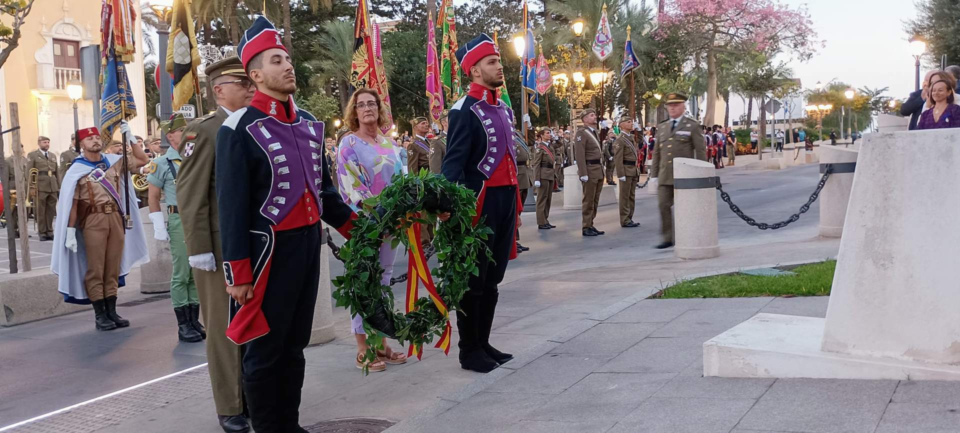 Solemne arriado de bandera por el Día de la Fiesta Nacional