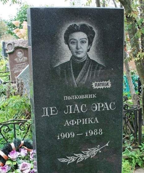 Lápida en el cementerio de Khovanskoye de Moscú de la Coronel África de las Heras, Patria