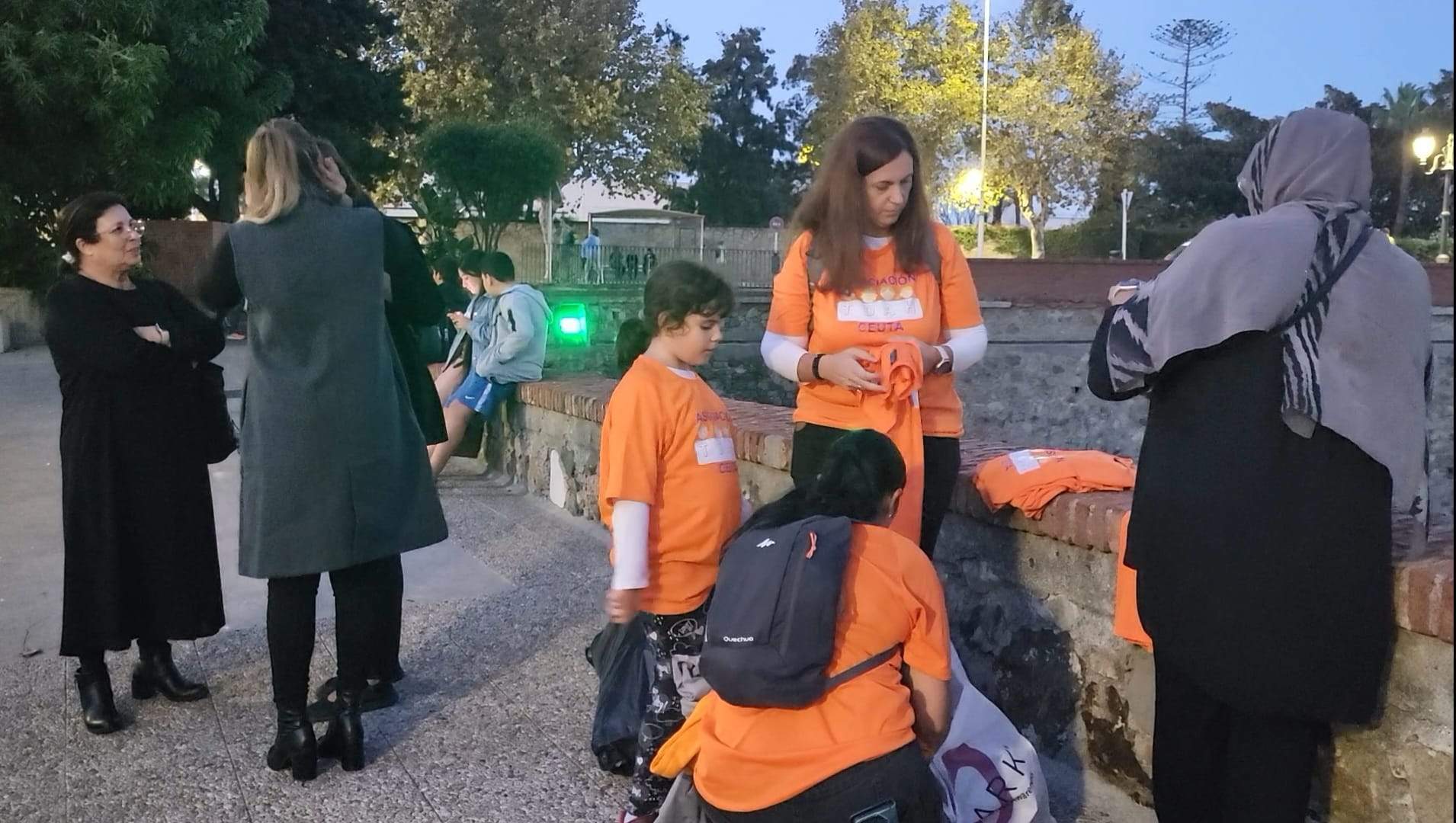 Los niños esperando que las Murallas se iluminaran con el color naranja