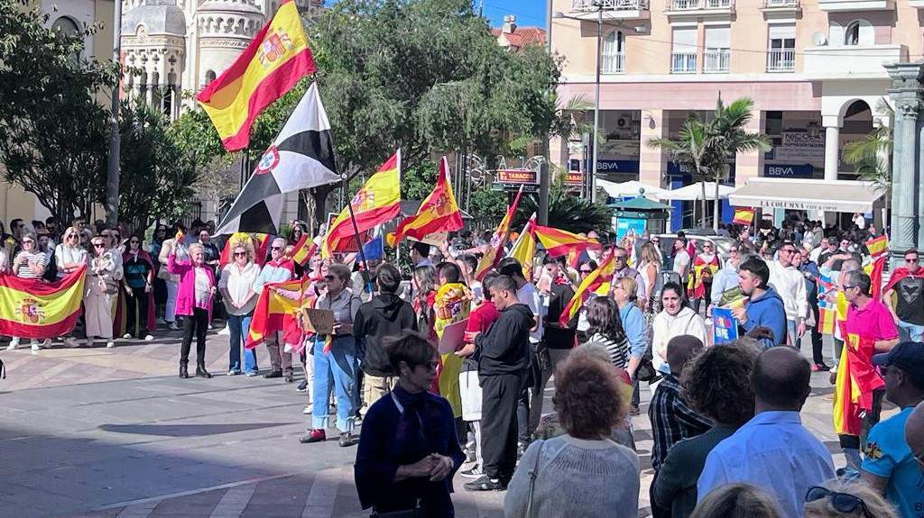 Apenas un centenar de manifestantes se concentran ante la sede del PSOE
