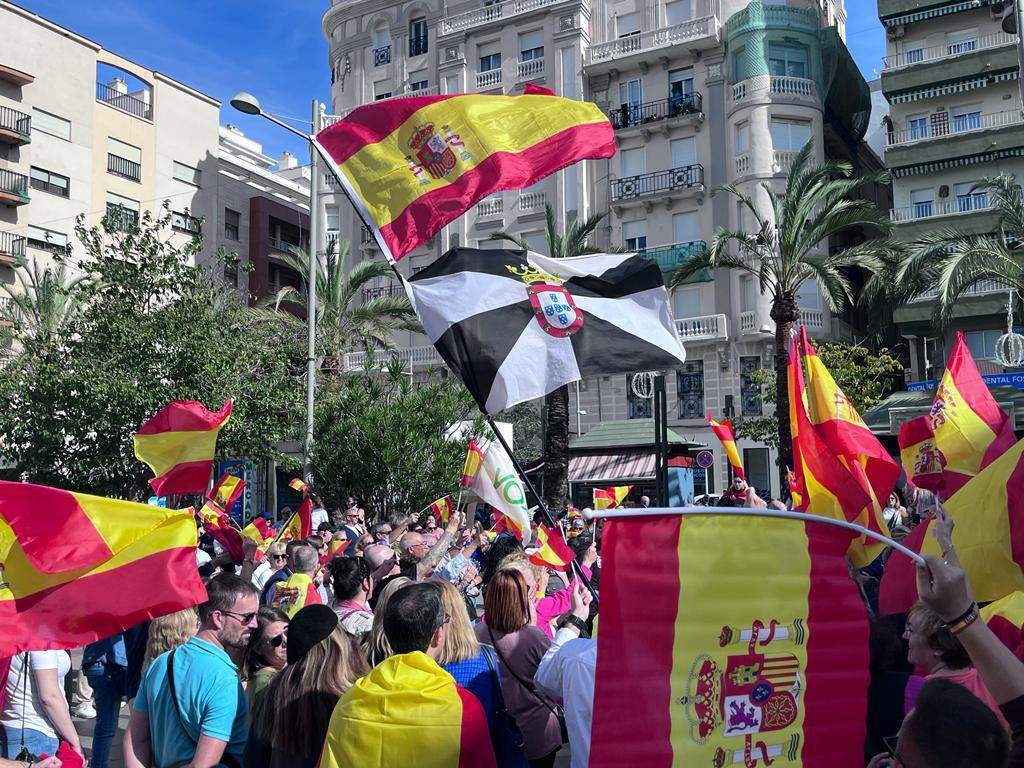 Apenas un centenar de manifestantes se concentran ante la sede del PSOE