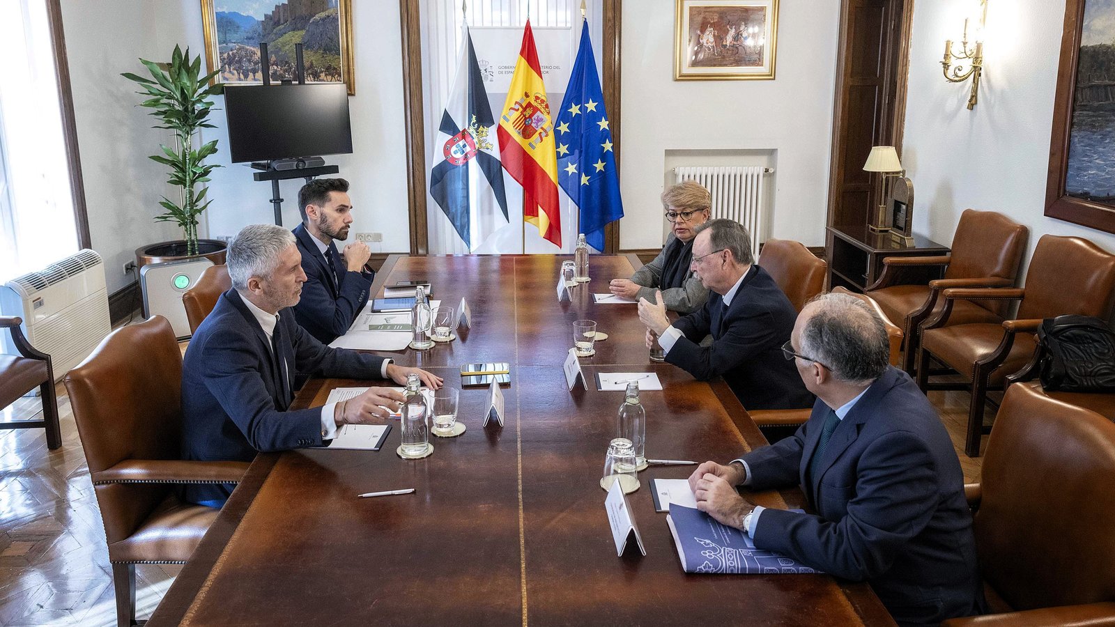 Juan Vivas se reúne con el ministro de Interior, Fernando Grande-Marlaska ©MIGUEL BERROCAL