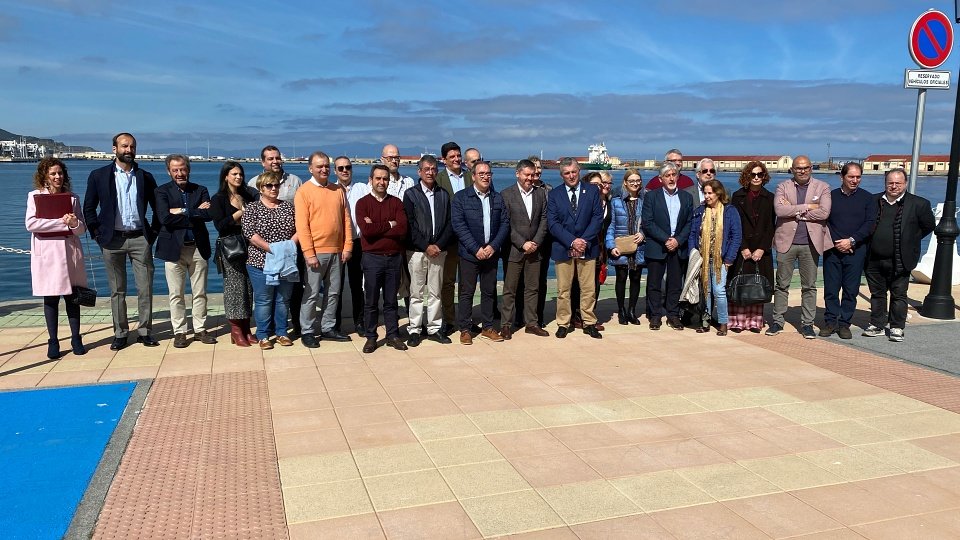 Foto de familia en el Puerto de los participantes en este I Seminario de la Red de Cruceros Fluviales y Costeros.