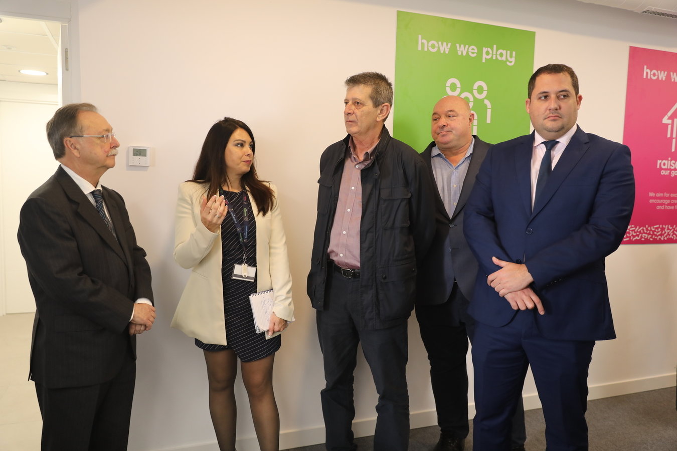 Juan Vivas visita las instalaciones de la empresa de juego online "888" / Cedida