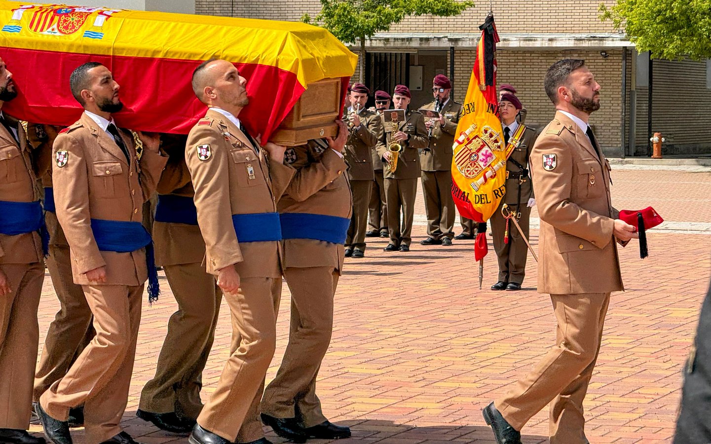 tributo al cabo de Regulares de Ceuta tras su fallecimiento en Polonia