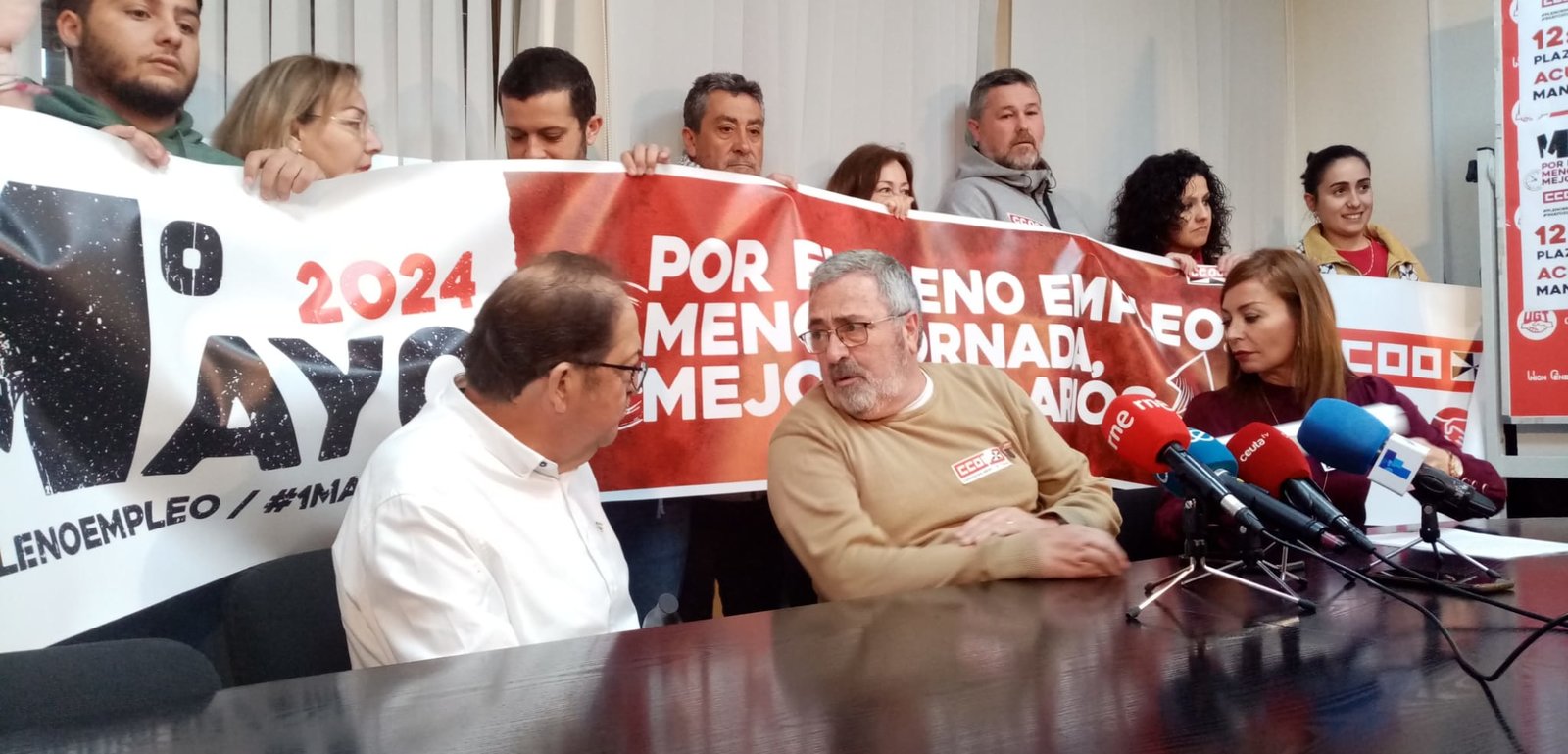 Pérez (UGT) y Postigo (CCOO) charlan antes de su comparecencia ante los periodistas (C.A.)
