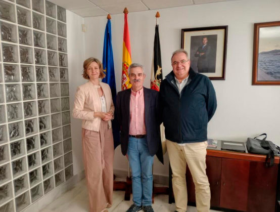 Gil, en el centro, posa con directivos de CECE tras la reunión (CEDIDA)