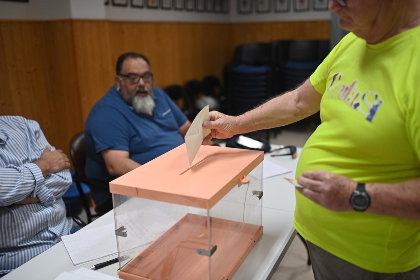 Un elector deposita su voto en el colegio ubicado en la sede de la Federación de Vecinos, en O'Donnell elecciones europeas
