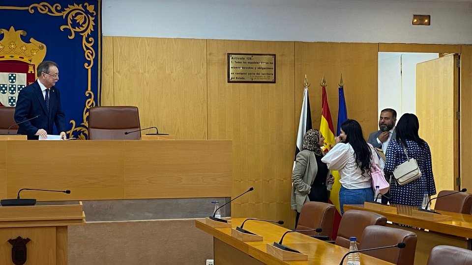 Navil Rahal, Fidda Mustafa y Hanan Ahmed charlando después del Pleno con Fatima Hamed bajo la atenta mirada de Vivas.