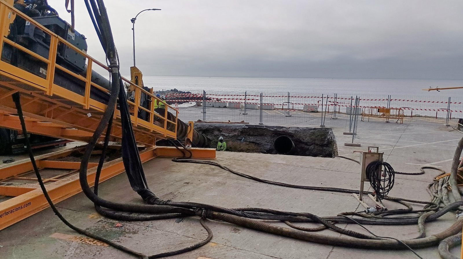 Trabajos para la instalación del cable con la Península en la explanada Juan XXIII (S.I.)