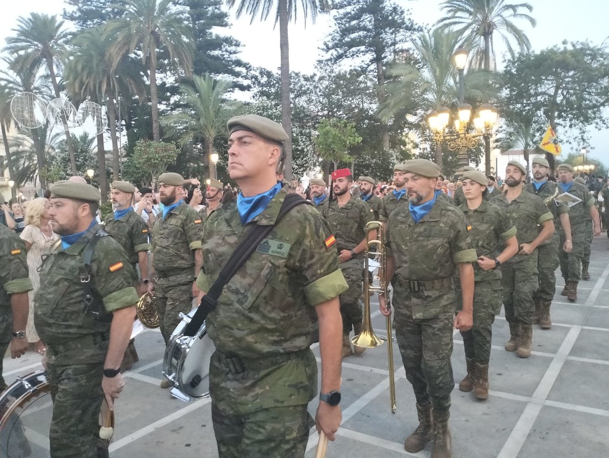 Arriado de bandera ante la Comandancia