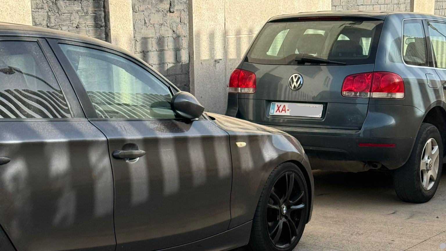 'parking' Ilegal en el pasillo de cocinas del Hospital
