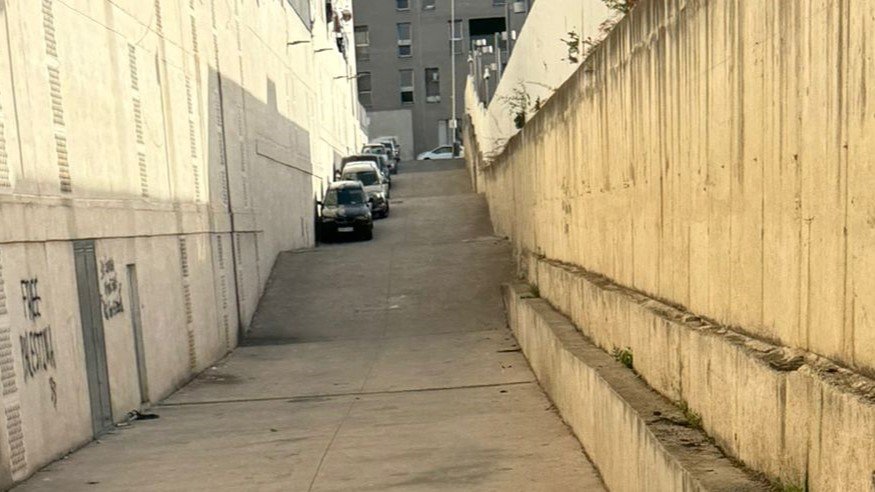 'parking' Ilegal en el pasillo de cocinas del Hospital