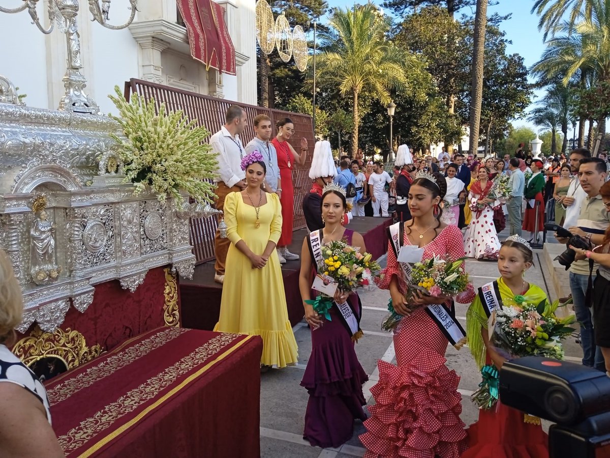 Ofrenda floral a la Virgen de África / César Martín