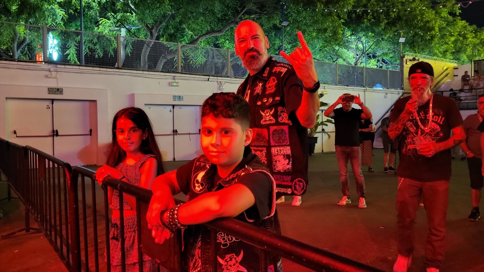 La familia rockera, disfrutando del concierto de 33 RPM (S. Iñesta)