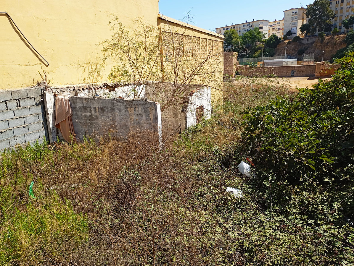 Un solar abandonado, convertido en un auténtico vertedero
