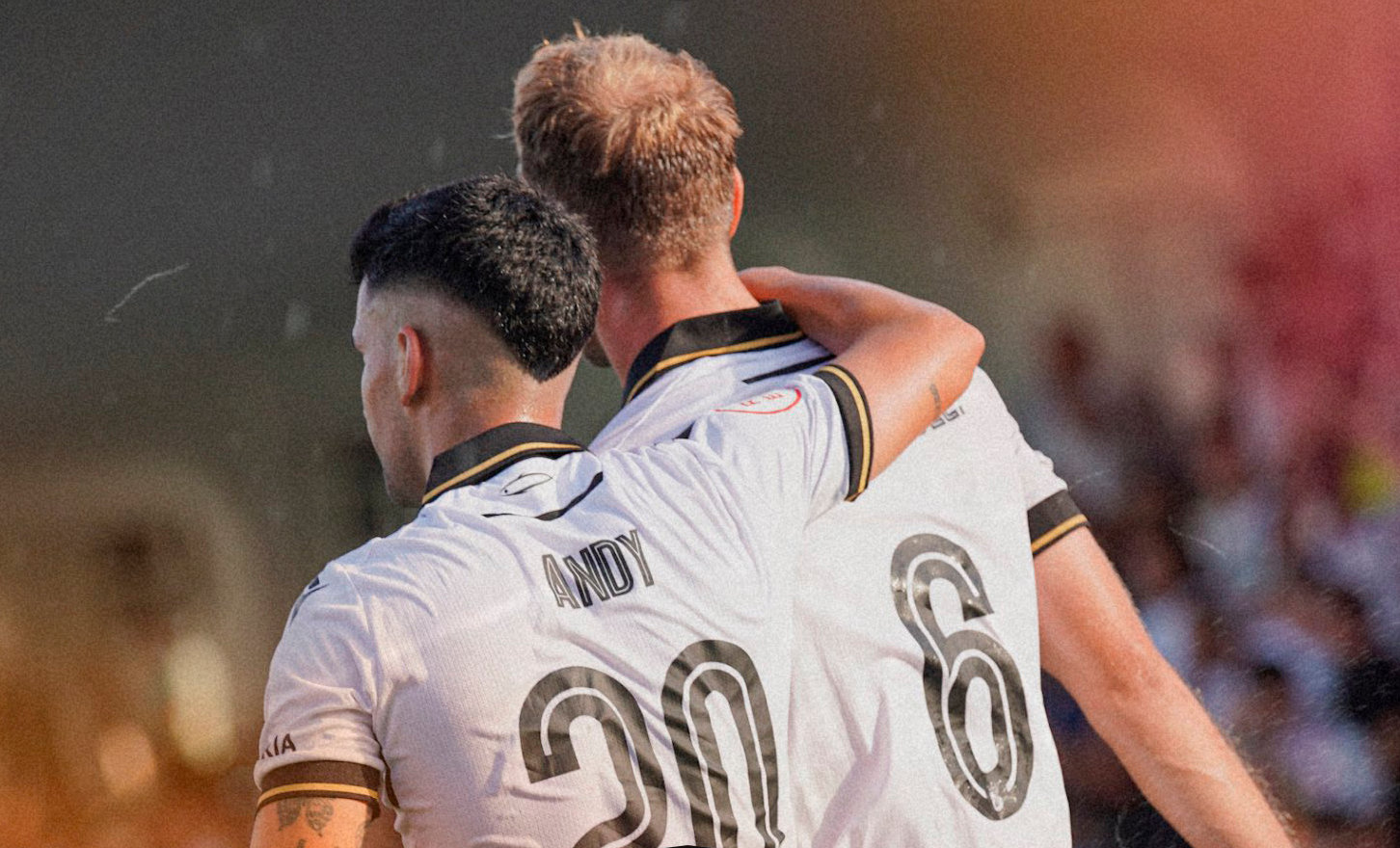 Andy y Carlos se abrazan tras el gol marcado por el segundo (A.D. CEUTA)