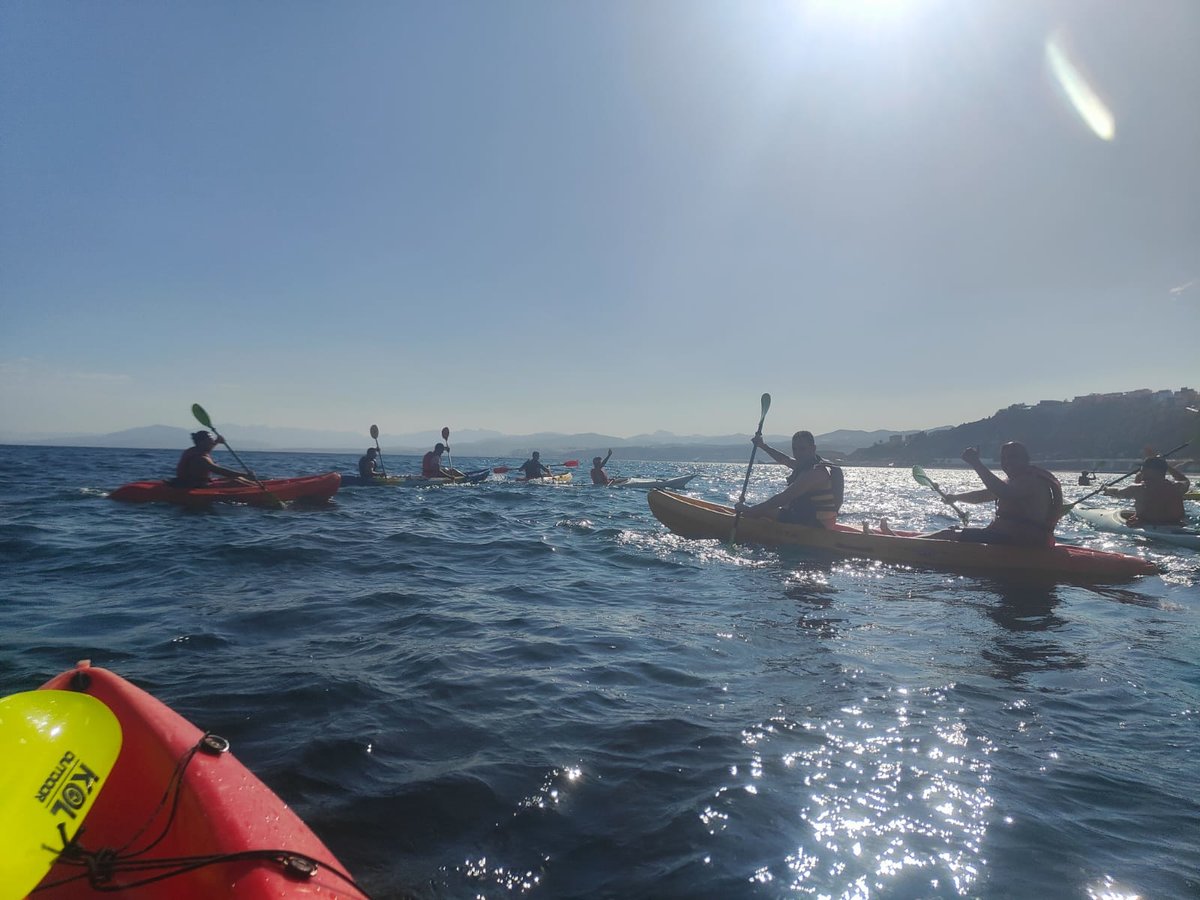 Un grupo de internos del Centro Penitenciario de Ceuta disfruta de un día de kayak / Cedida