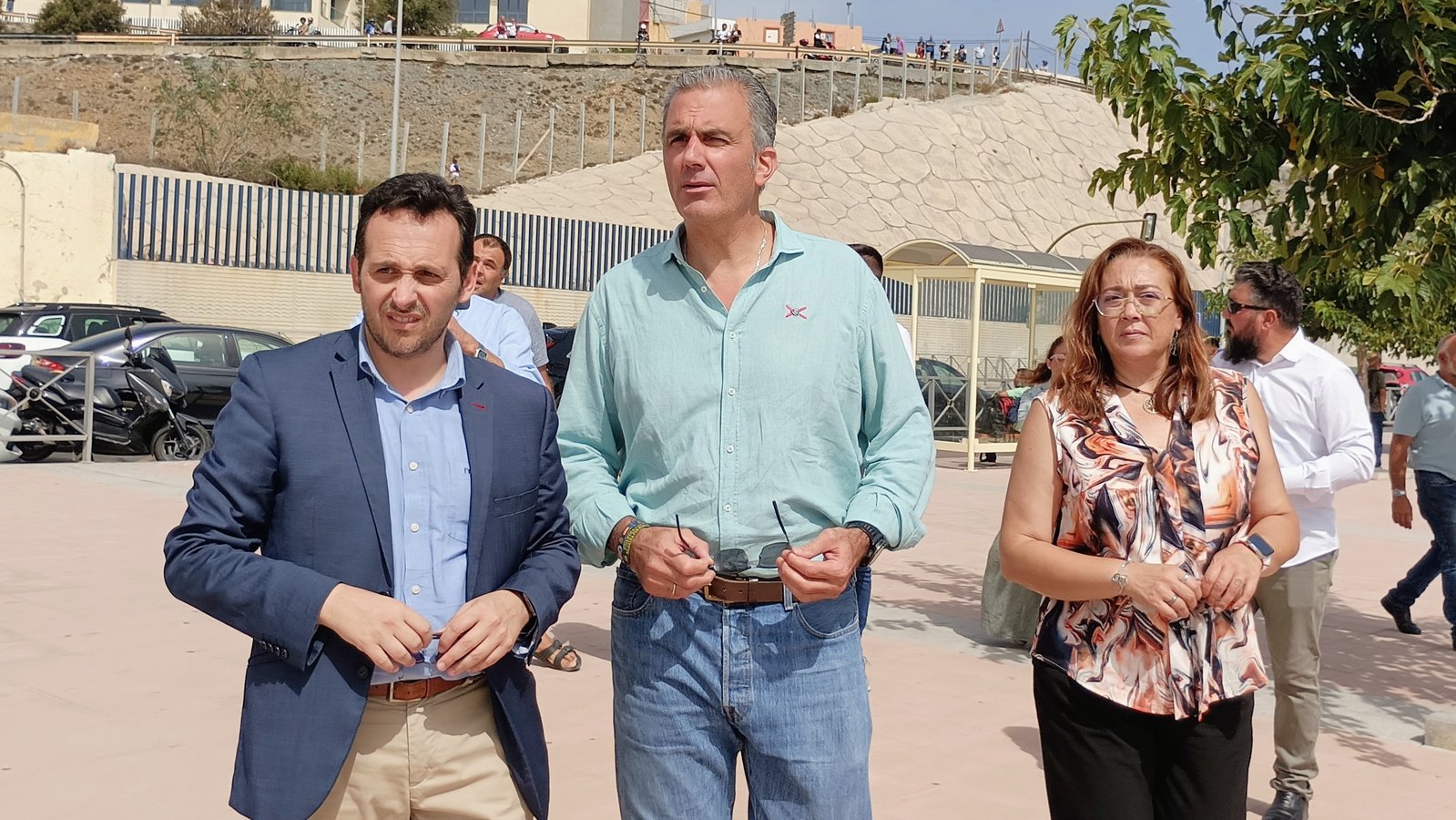 Ortega Smith, a su llegada a la playa del Tarajal, acompañado por Juan Sergio Redondo (S.I.)
