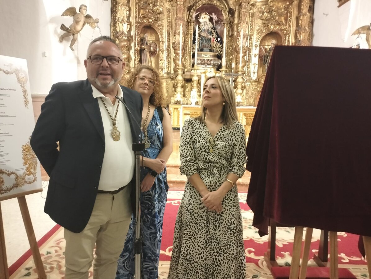 El hermano mayor de la Cofradía, junto a la consejera Orozco (C.A.)