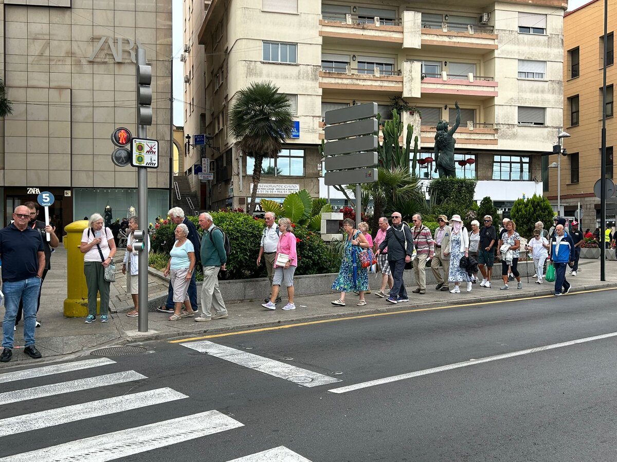 Cruceristas pasean por la ciudad (M. ZAPICO)