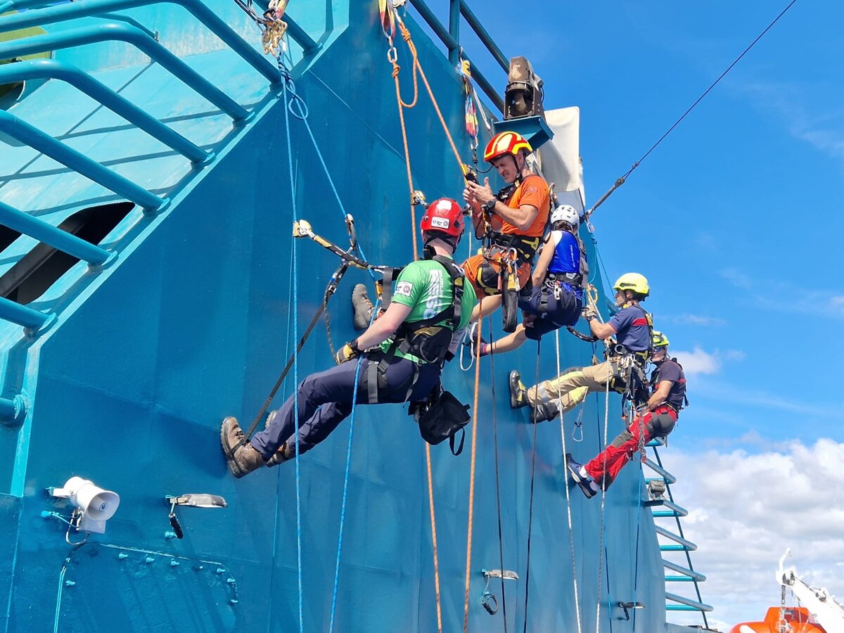 Bomberos rescate vertical barco